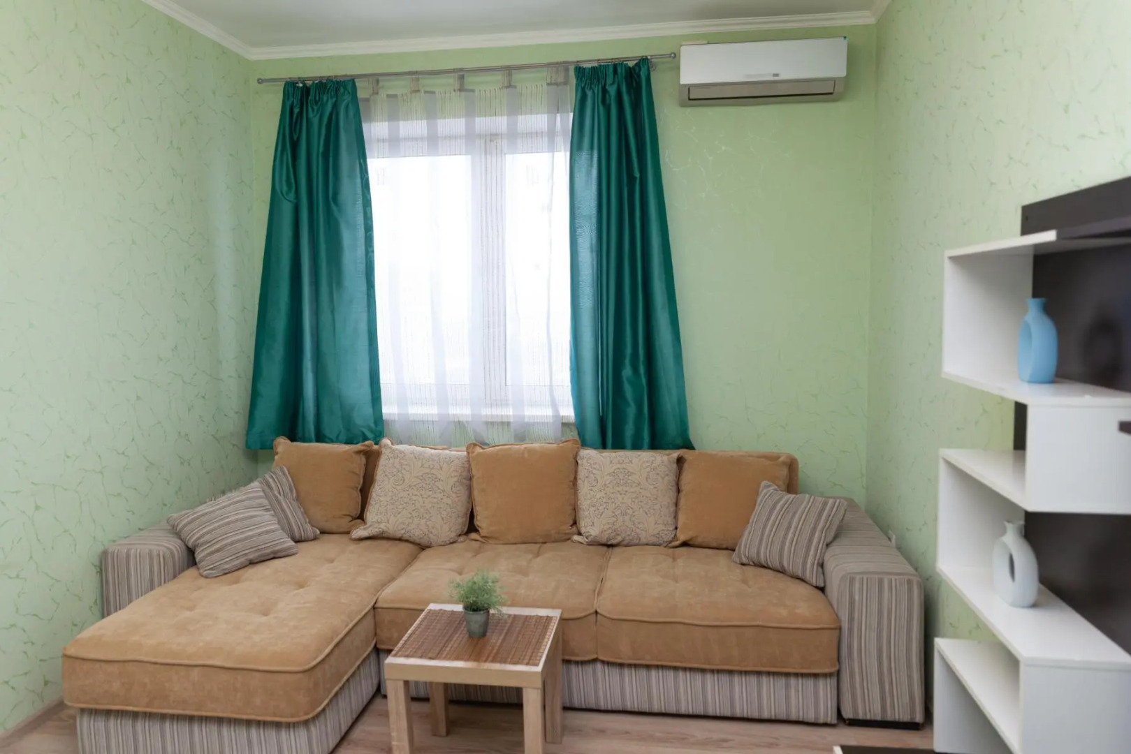 Апартаменты однокомнатные (117) Серебровская 91