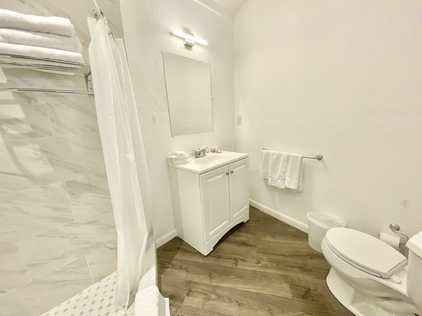 Отель The Sunset Cove And Rainbow Room