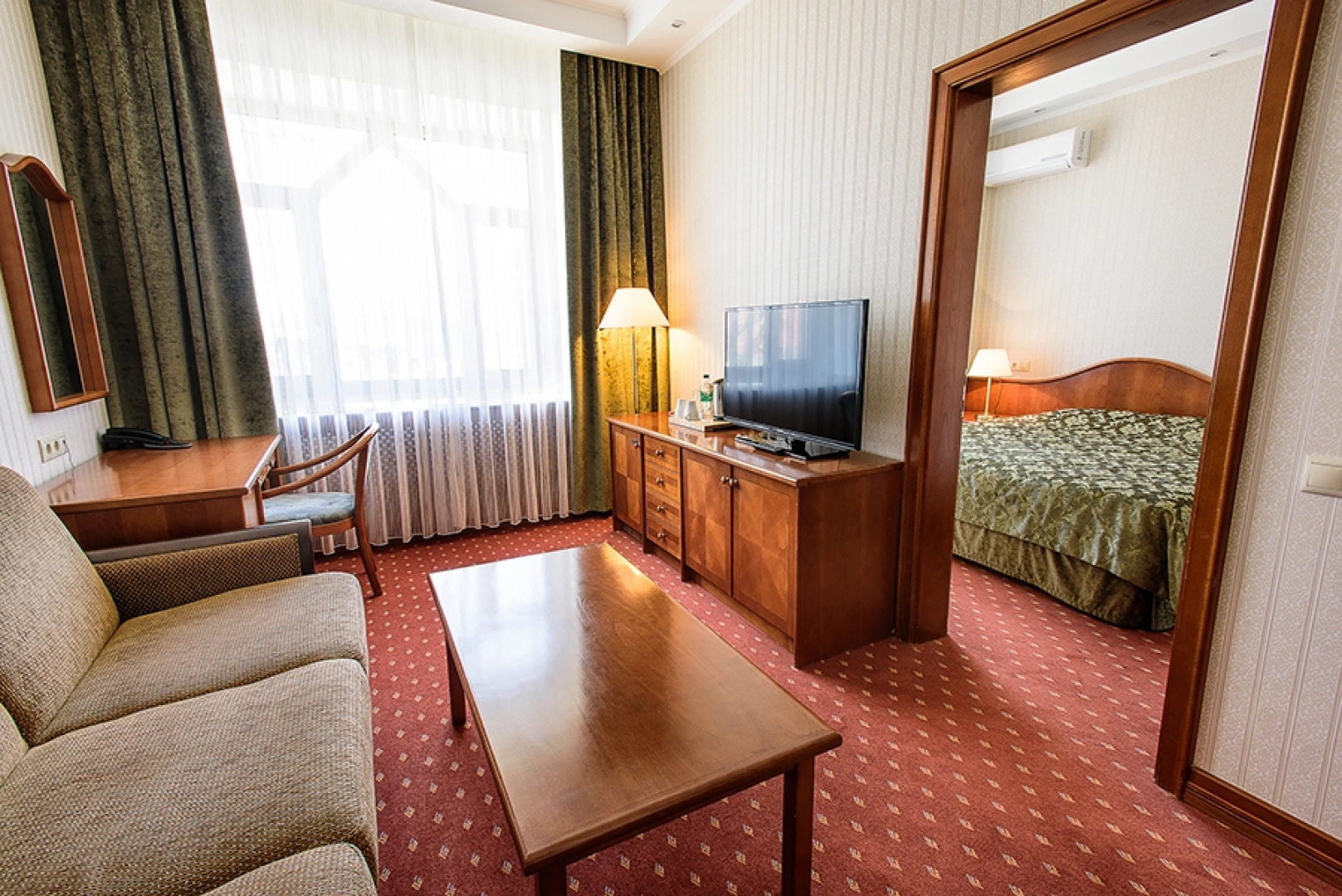 Бизнес-отель Нефтяник на Толстого