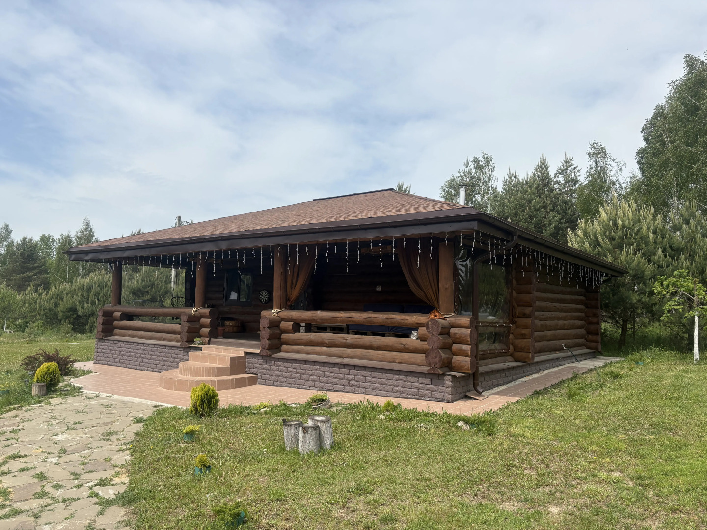 Частный дом из бревна с баней