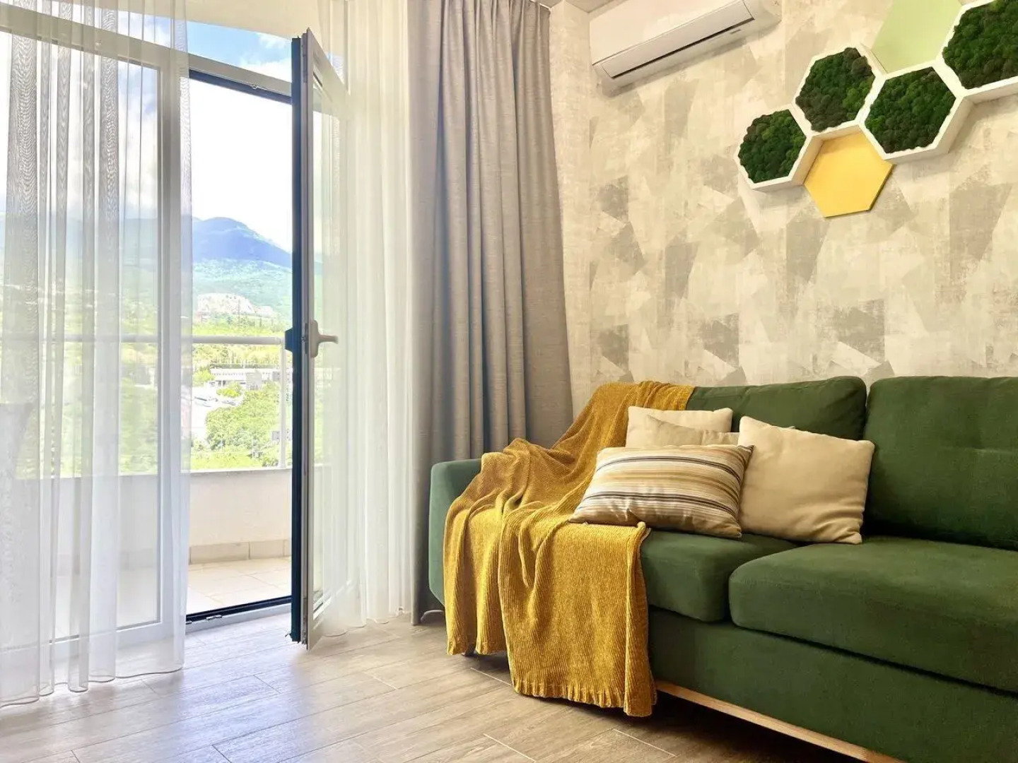 Апартаменты на Ялтинской улице, 12А. ЖК «Шато Лувр»