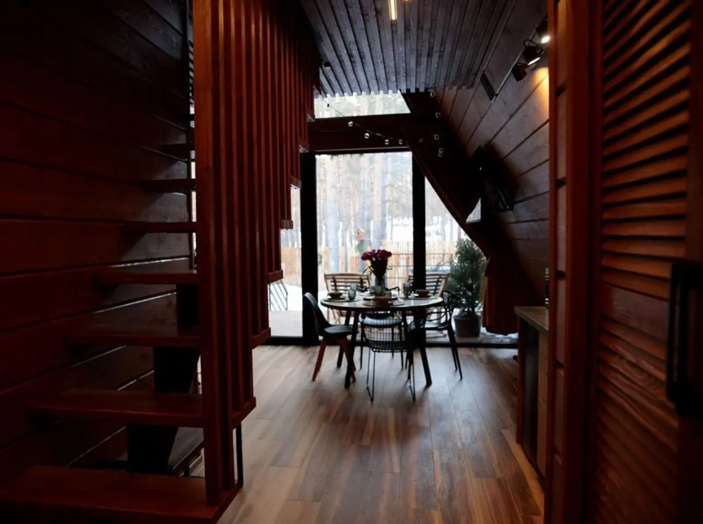 Частный дом A-фрейм c кaминoм и бaней в сoснoвом лeсу