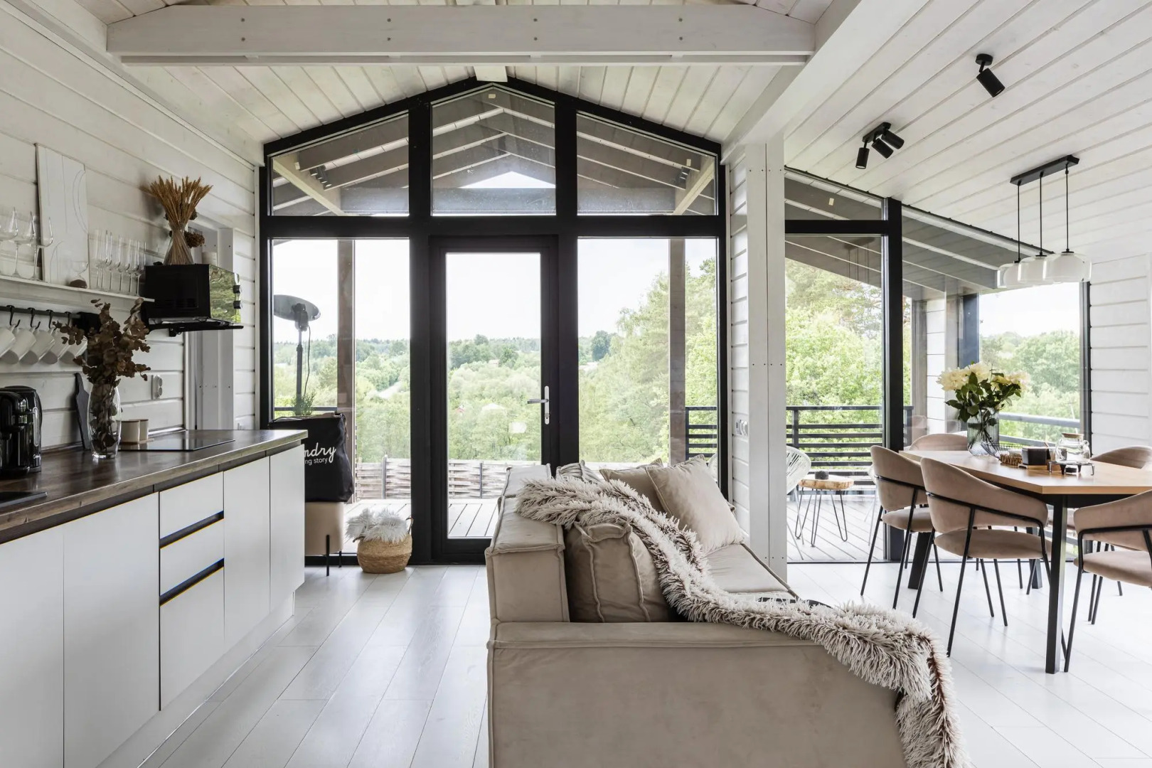 Частный Дом с шикарным видом на закаты с панорамной сауной и купелью