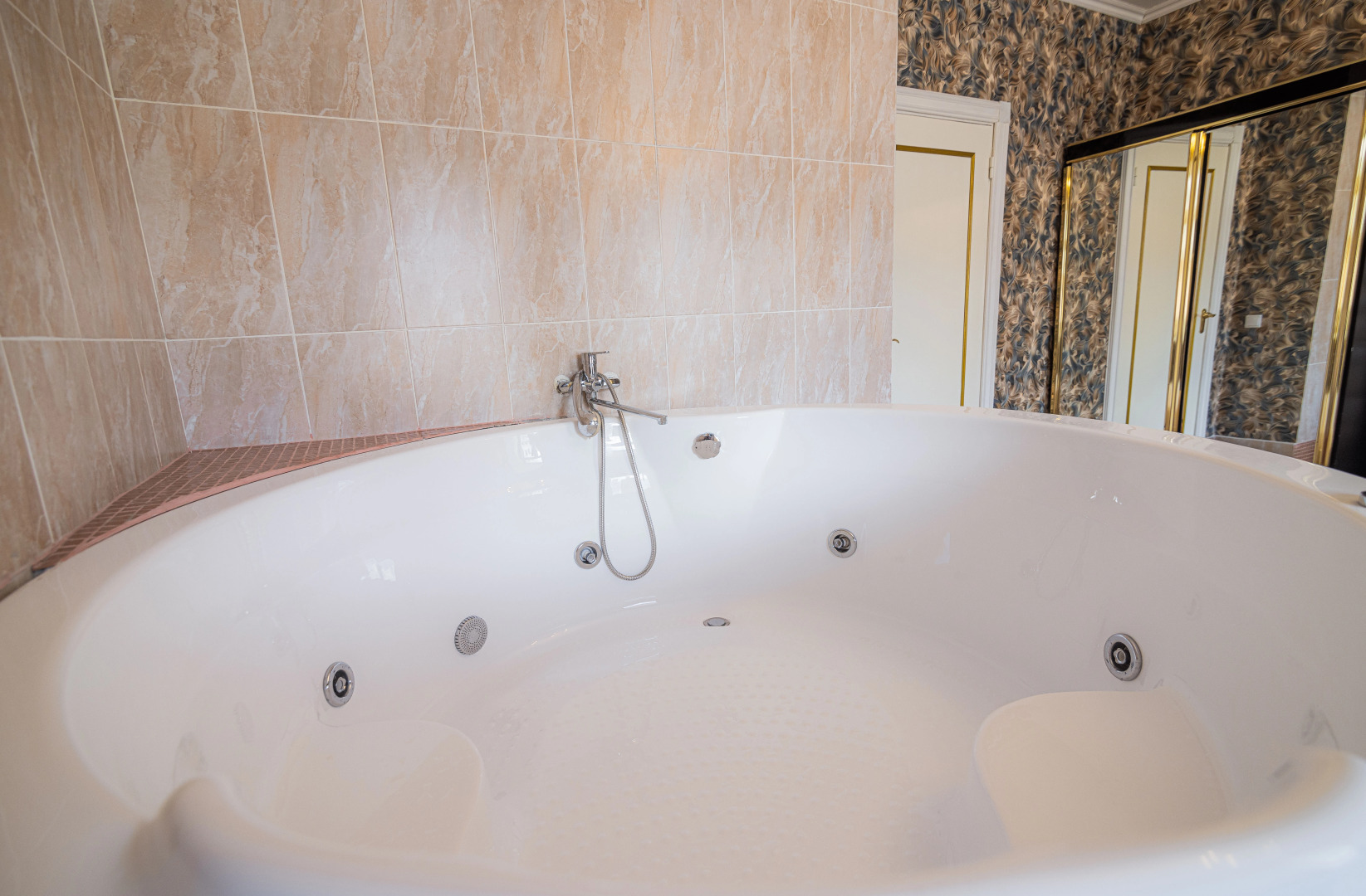 Отель Ист-Вест