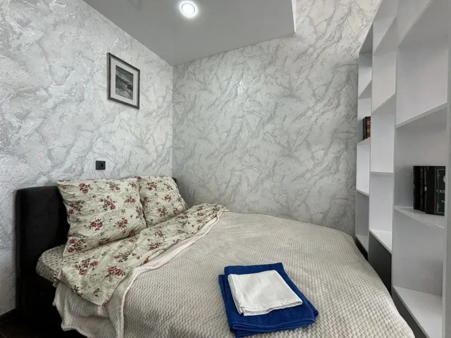 Атмосферная студия с большими окнами с комфортом разместит от двух человек, до 4-х человек от Уют и Комфорт НН