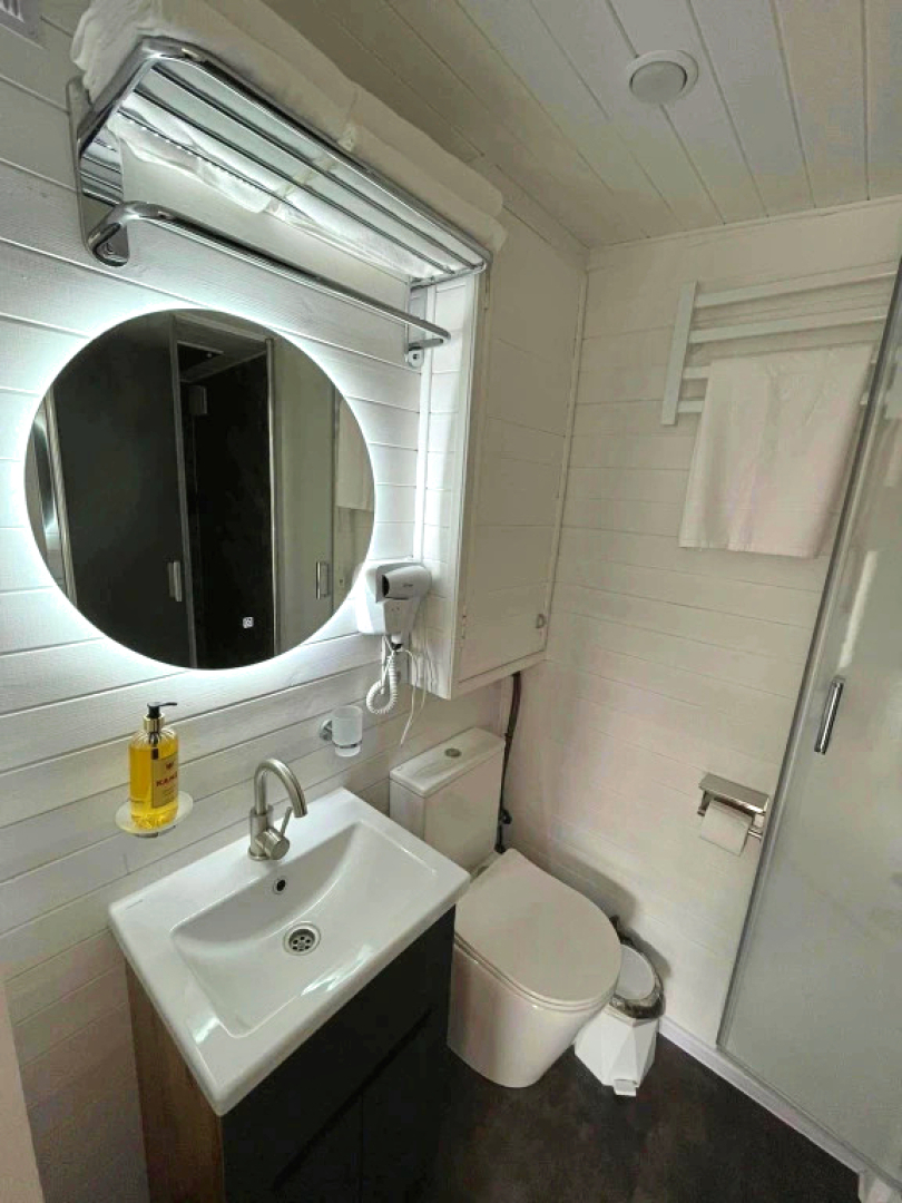 Бунгало Скандинавское на Двоих с Панорамными Окнами, Террасой и Финским Банным Чаном на Дровах