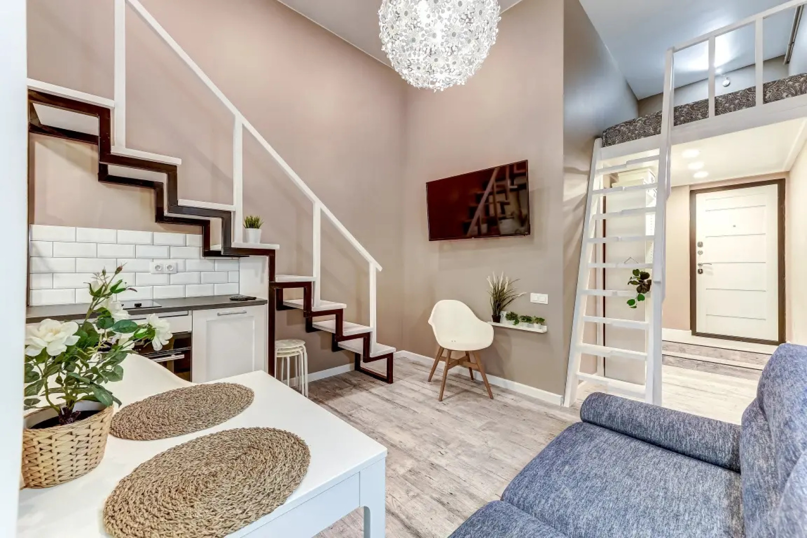 Апартаменты SweetHome на Мойке 40