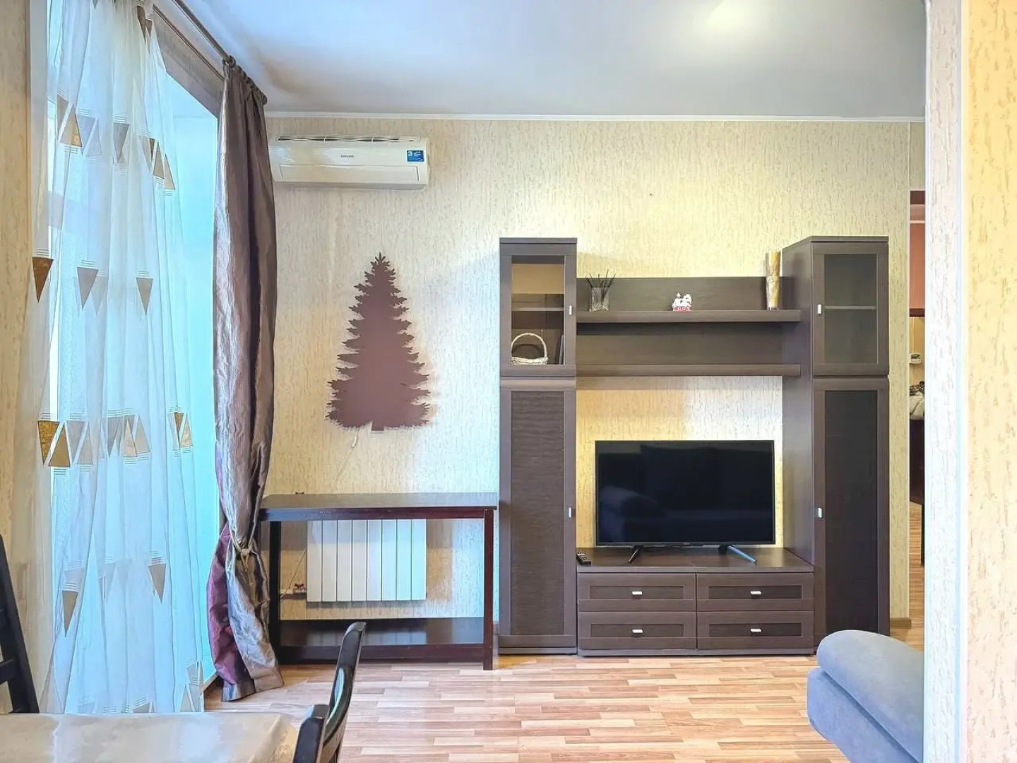 Квартира Трехкомнатная с Балконом и Кондиционером в Центре на Весенней