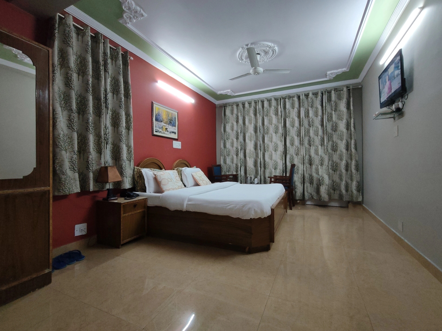 Отель Snow Crest Inn