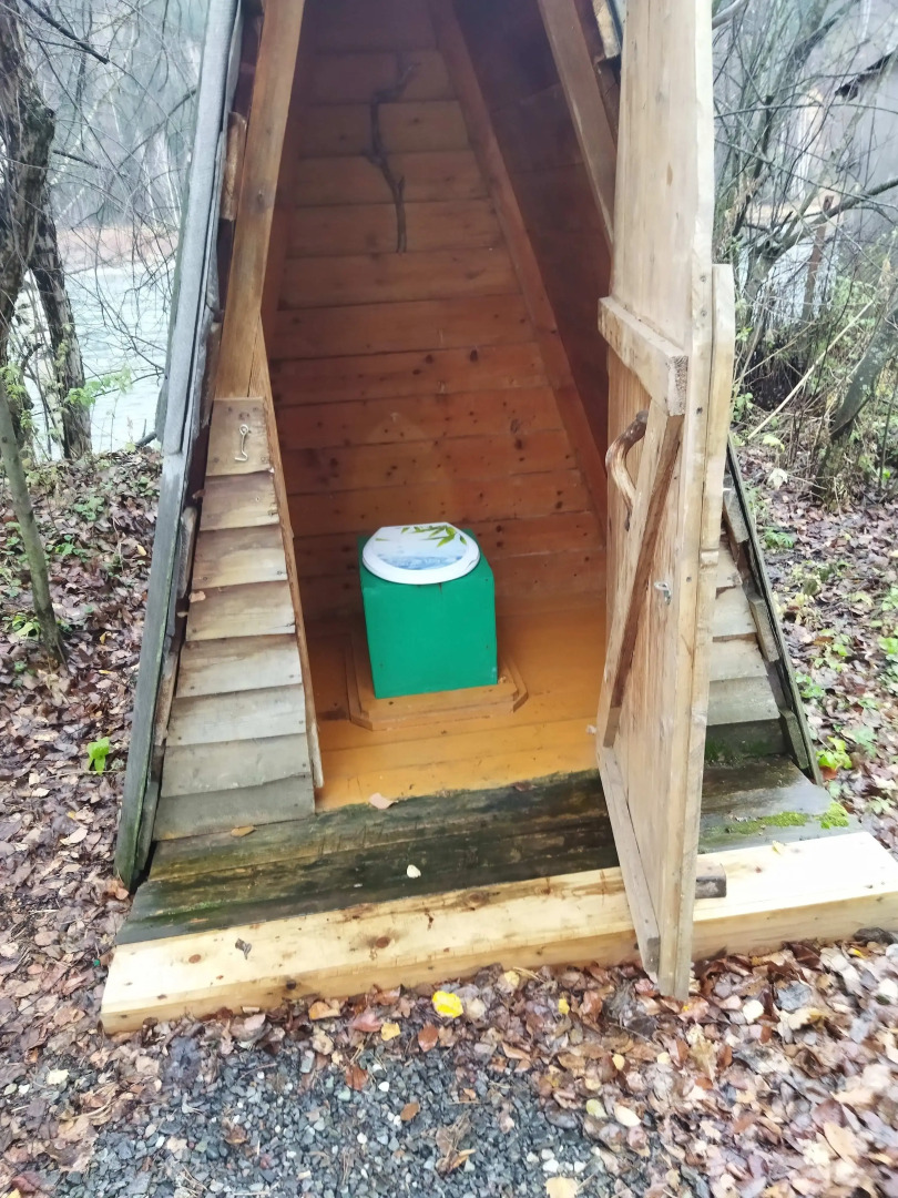 Частный дом в живoпиcнoм месте на беpегу Бии