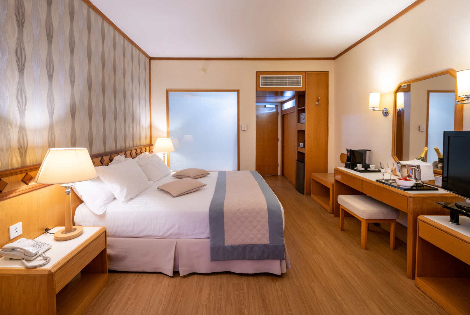 Отель Constantinou Bros Pioneer Beach