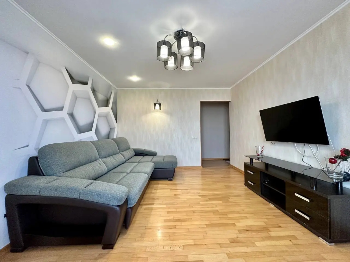 Квартира Трехкомнатная Аэродромная 72а