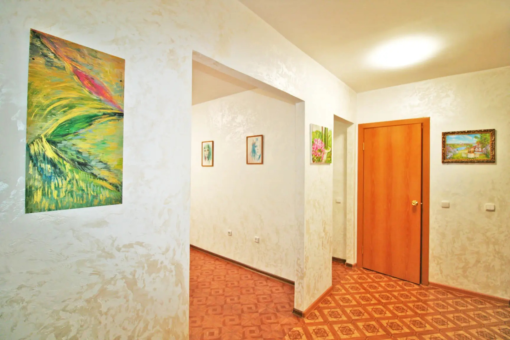 Квартира Арт-Галерея на Восточной 2к Посуточно Кириши