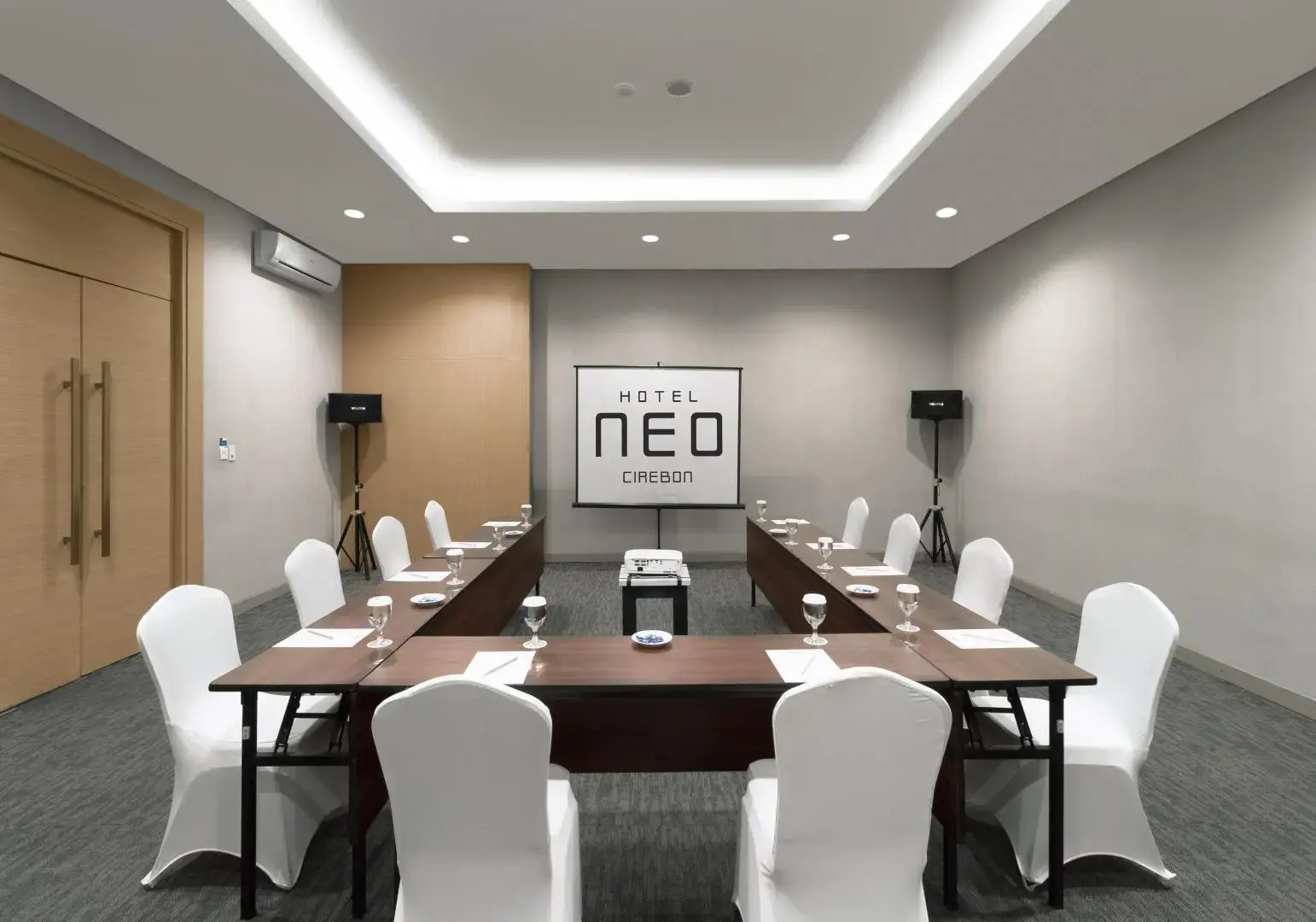 Отель Neo Cirebon