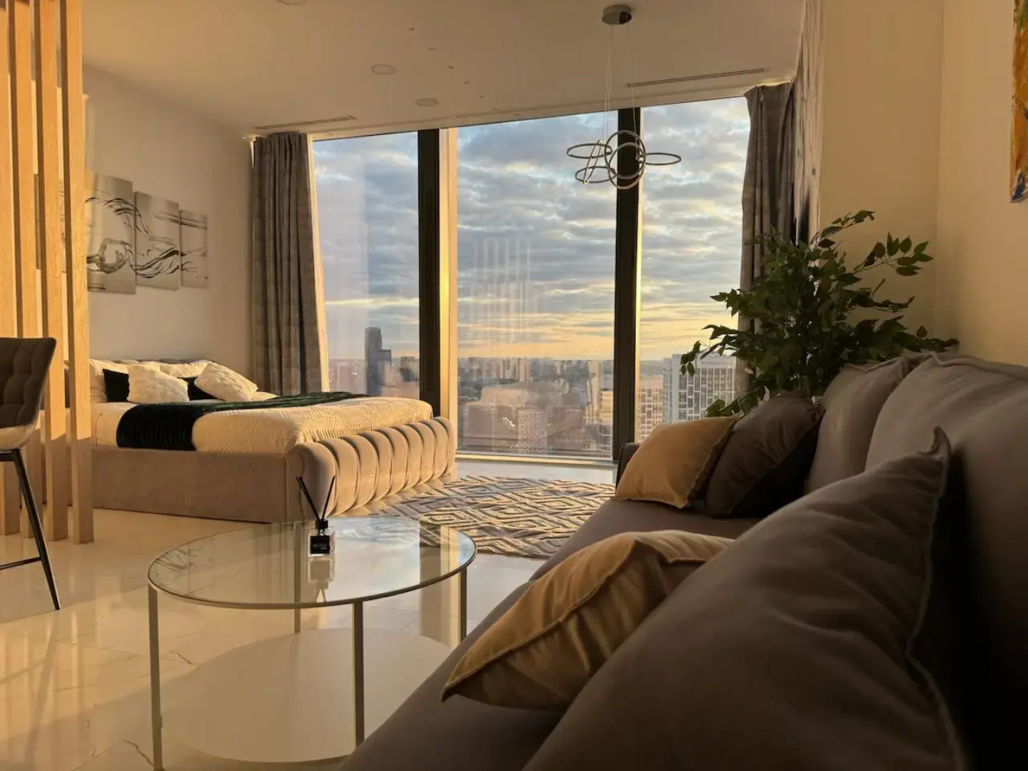 Апартаменты Sky City Moscow Уютная студия с подсветкой и Аэрохоккеем в Москва Сити! Закатная сторона!