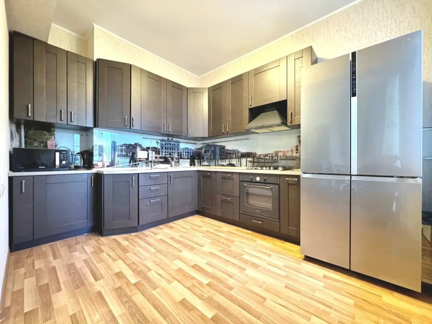 Квартира Трехкомнатная с Балконом и Кондиционером в Центре на Весенней