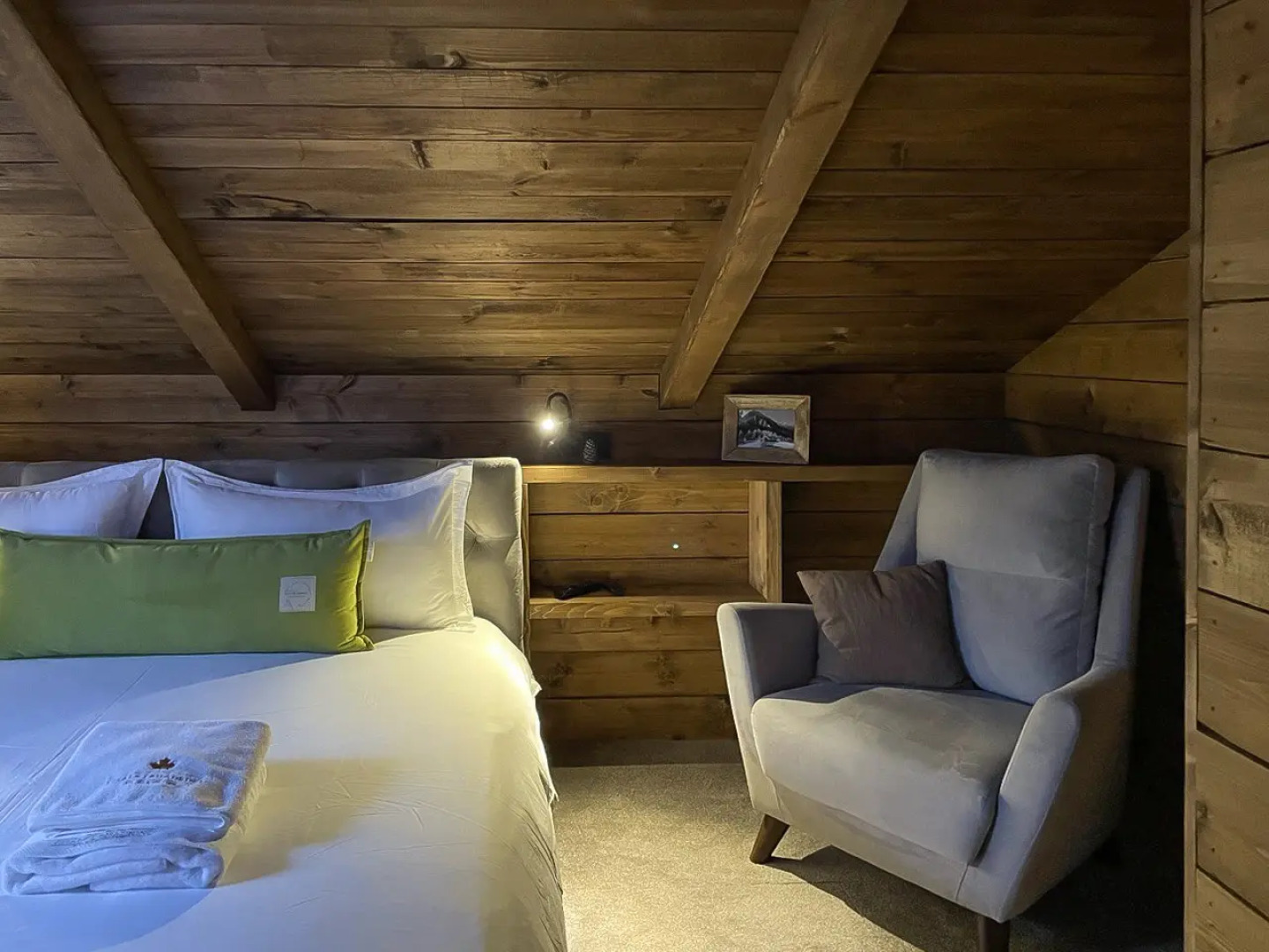 Шале с камином и джакузи в лесу