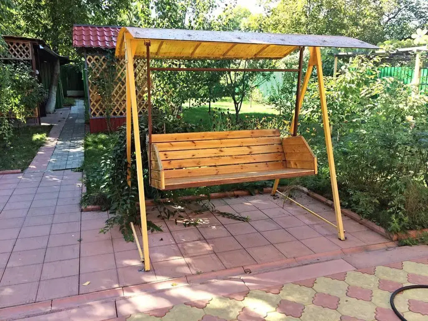 Частный дом с бассейном, верандой и садом