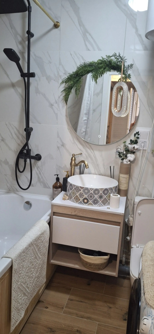 Квартира с подвесными креслами из ротанга на панорамной лоджии