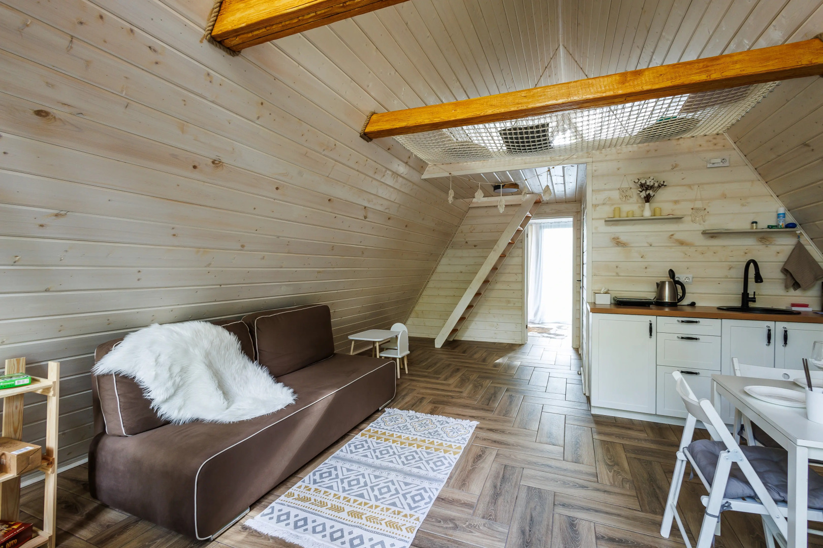 Частный дом А-фрейм в дубовом лесу