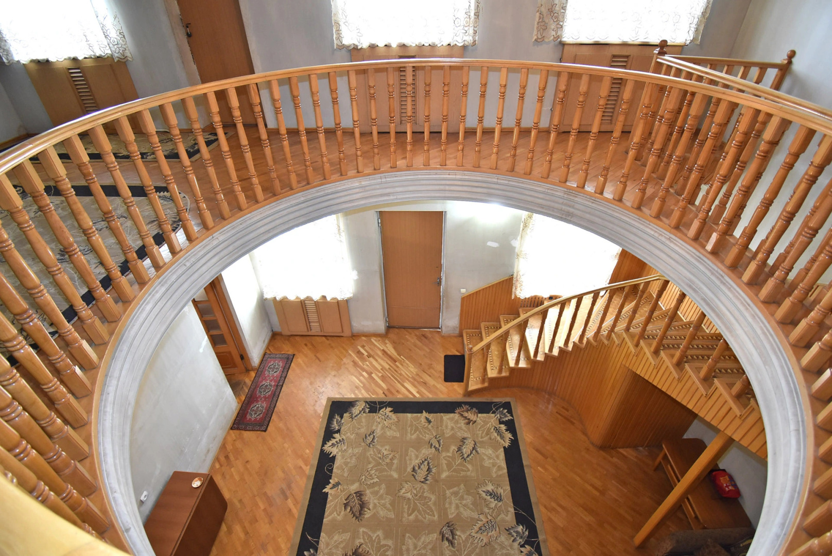 6 комнатный особняк с видом на сад