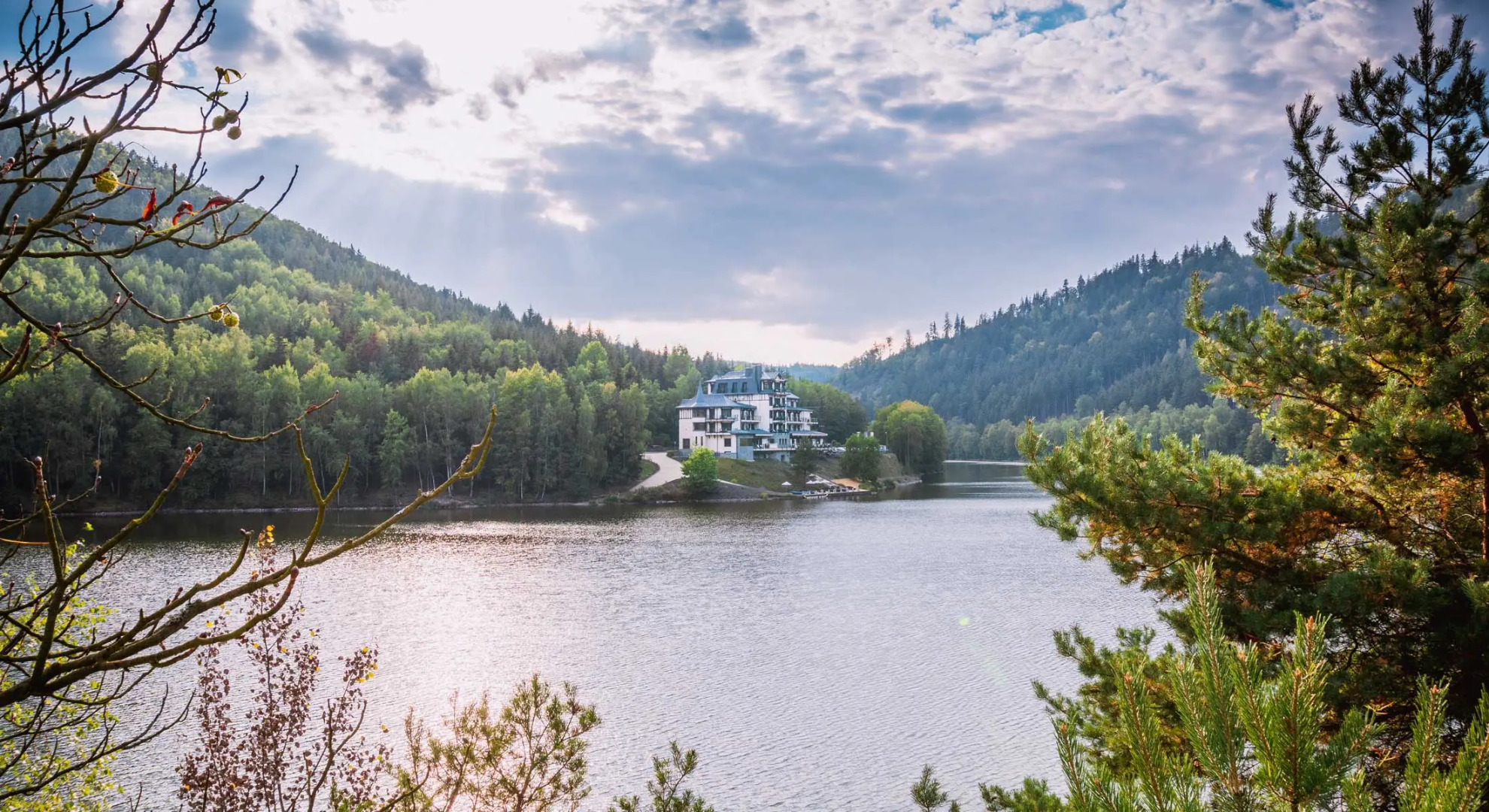 Resort Retro Riverside Wellness