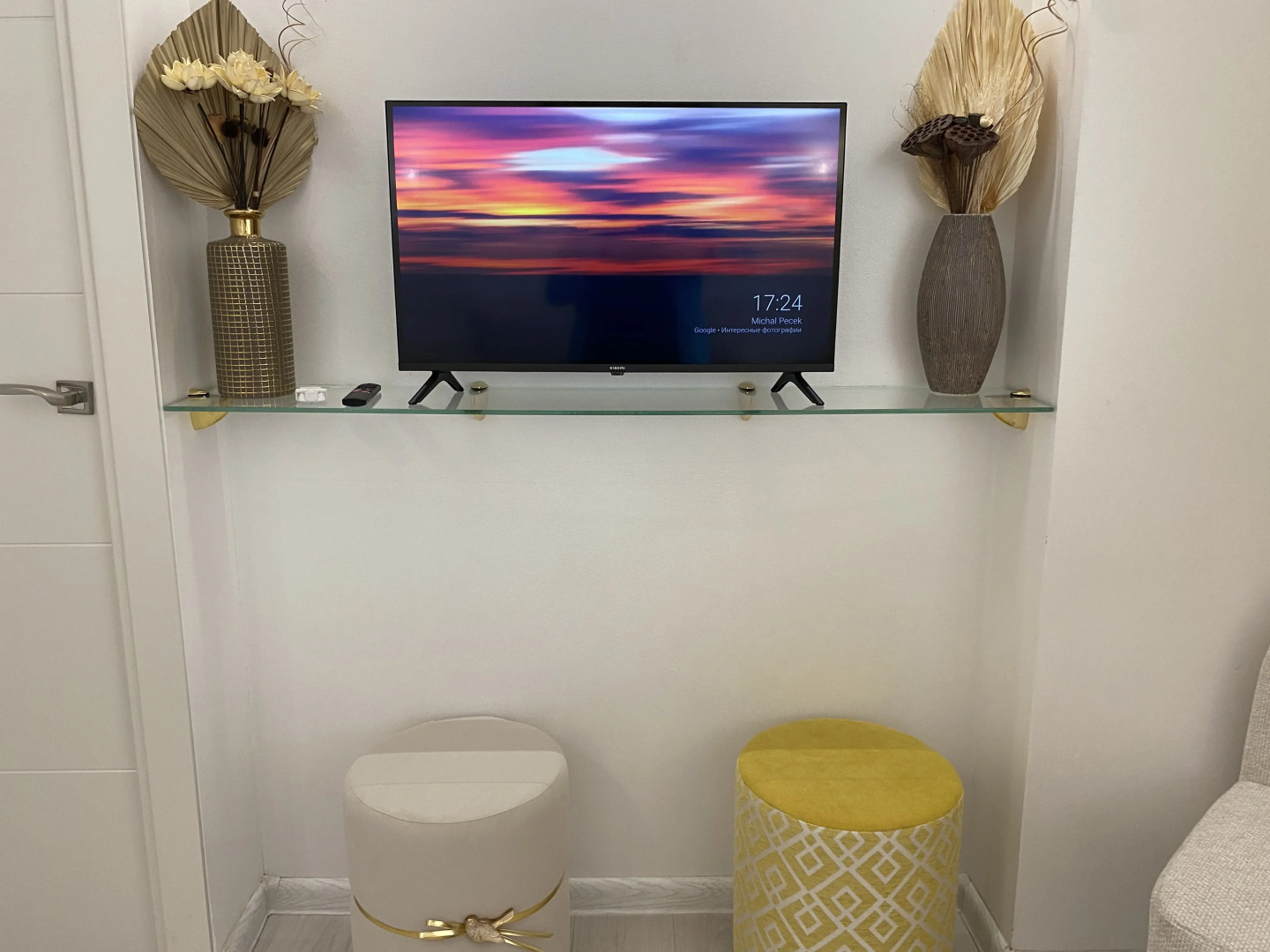 Апартаменты в современном стиле с камином