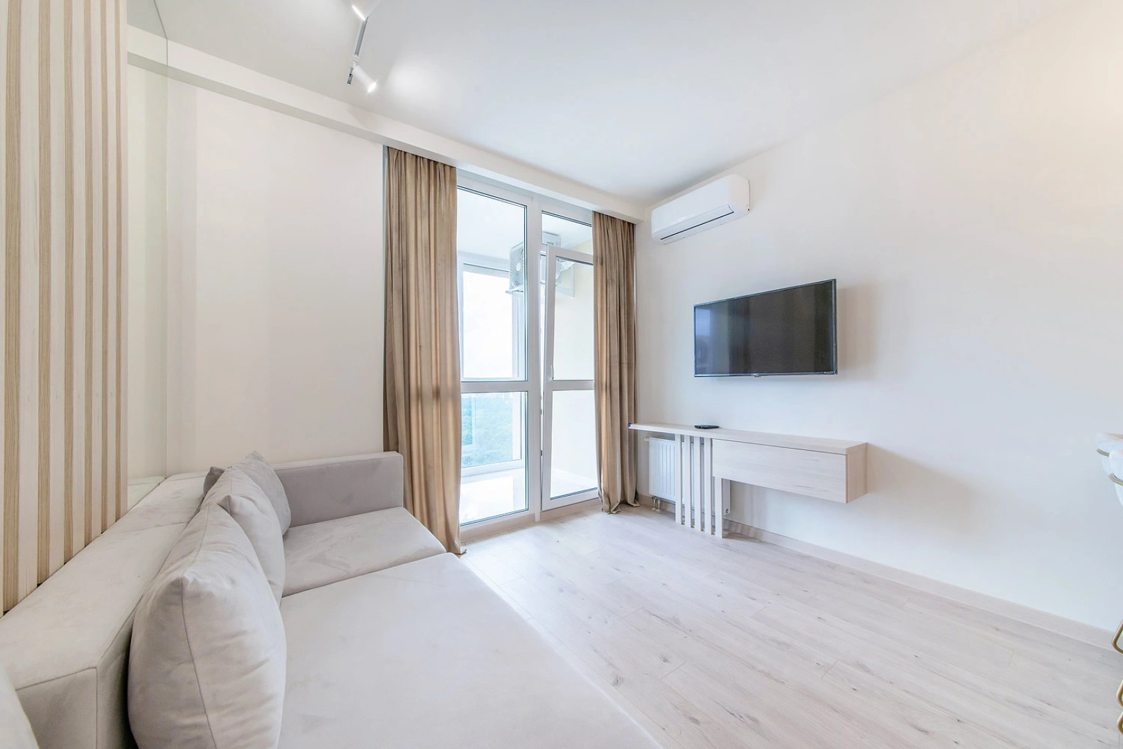 Квартира на сутки В 3 минутах от метро Парк Челюскинцев Подходит для командировок и отдыха Самозаселение Wi-Fi Кондиционер Кухня объединена с жилой зоной Отдельная спальня