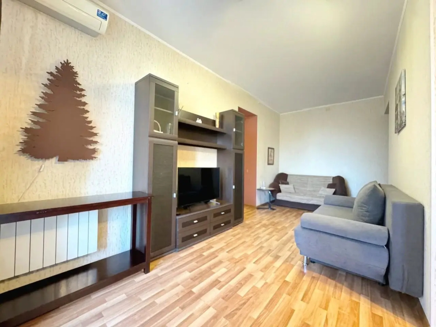 Квартира Трехкомнатная с Балконом и Кондиционером в Центре на Весенней