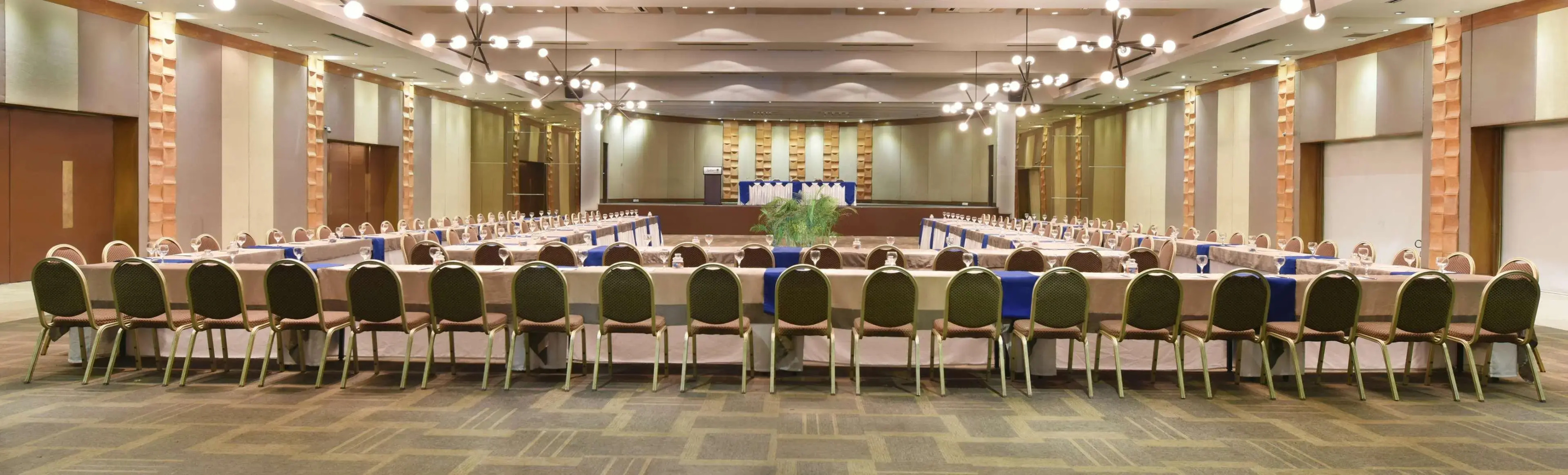 Отель Radisson Blu Dhaka Water Garden