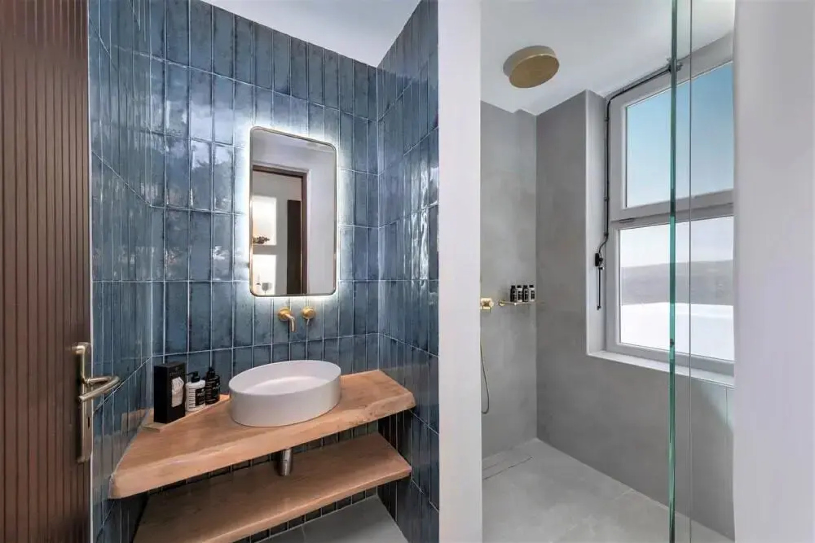 Отель Legendary Suites