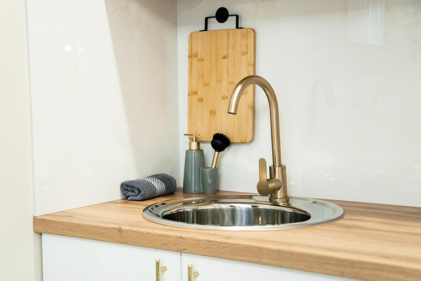 Апартаменты на берегу реки Анагара