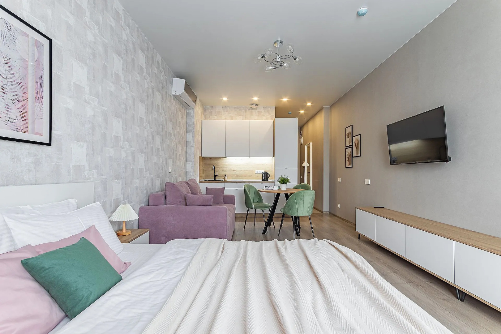 Апартаменты Просторная студия в центре на ул. Горького 23а Сова-Дом