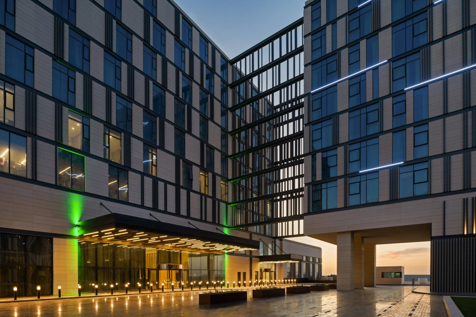 Holiday Inn Dubai al-Maktoum Airport, an IHG Hotel