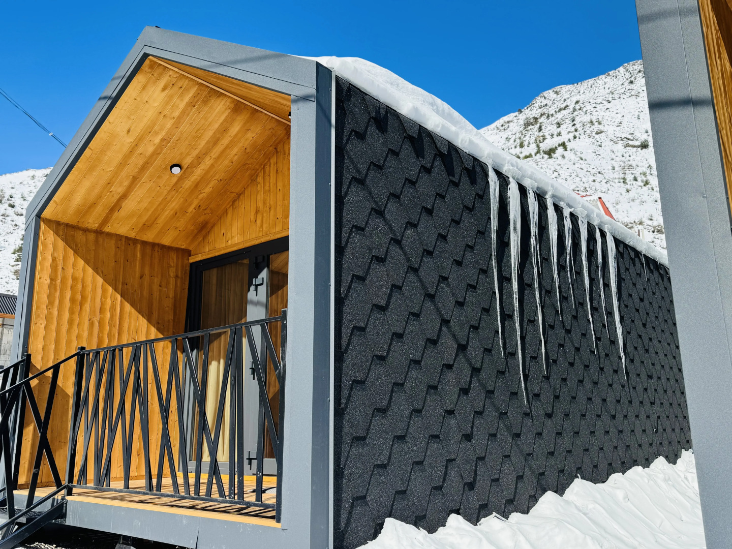 Частный дом в дизайнерском стиле с видом на лес, горы