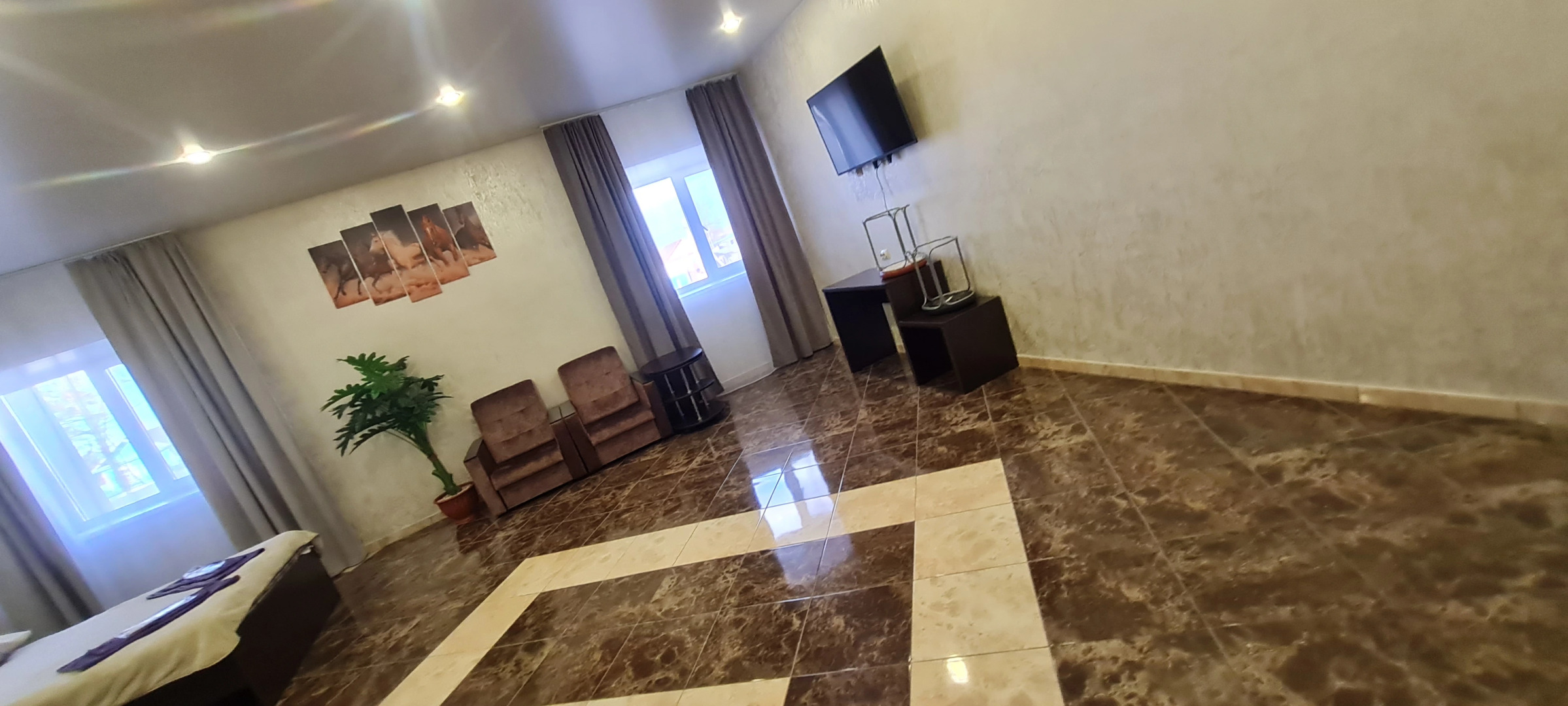 Отель Корона