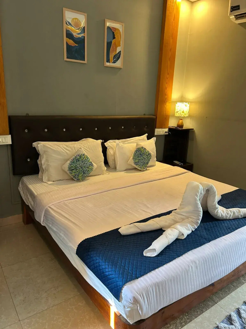 Hotel YogiTree beach Resort & Cafe