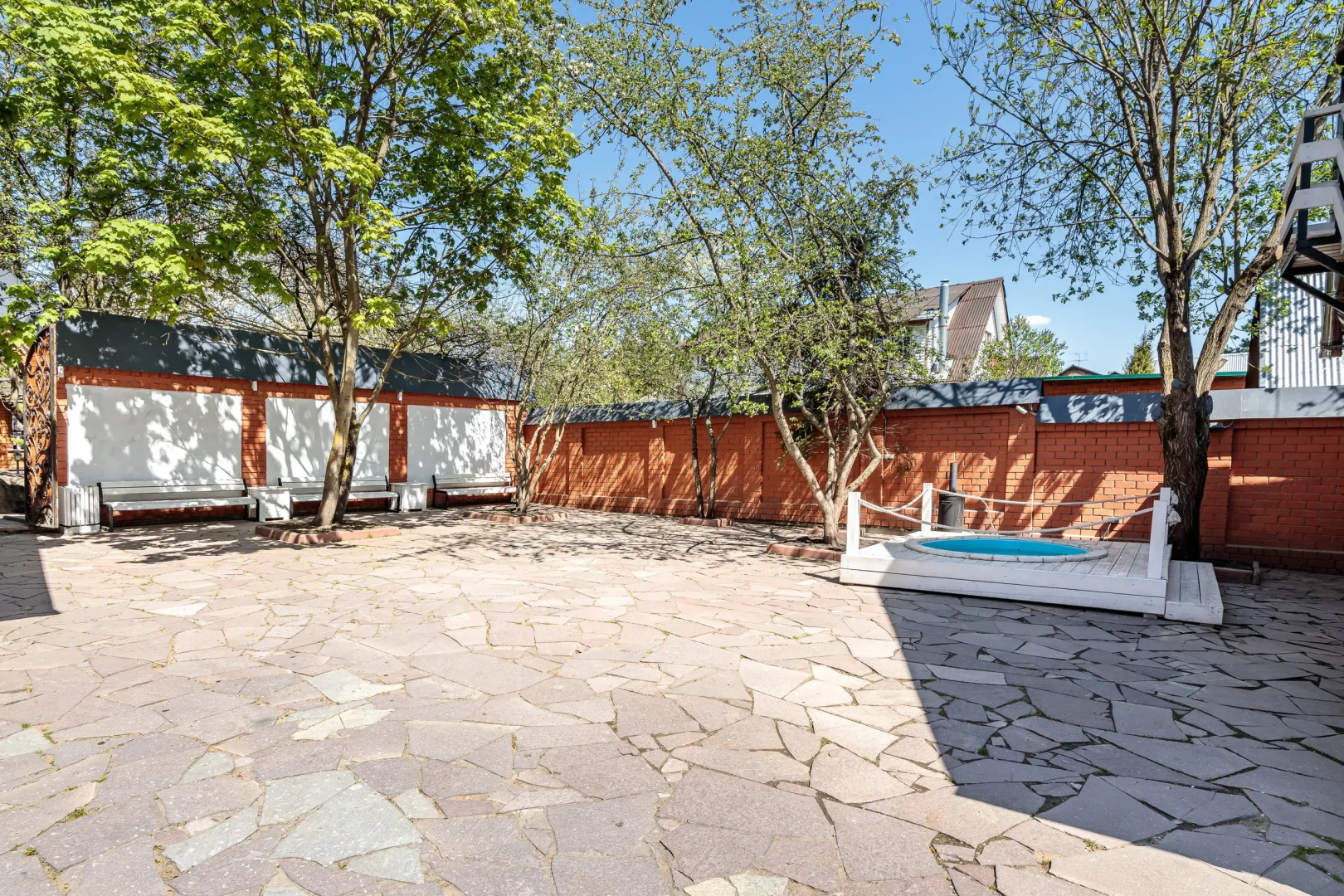 Гостевой Дом на берегу озера с верандой в Новой Москве