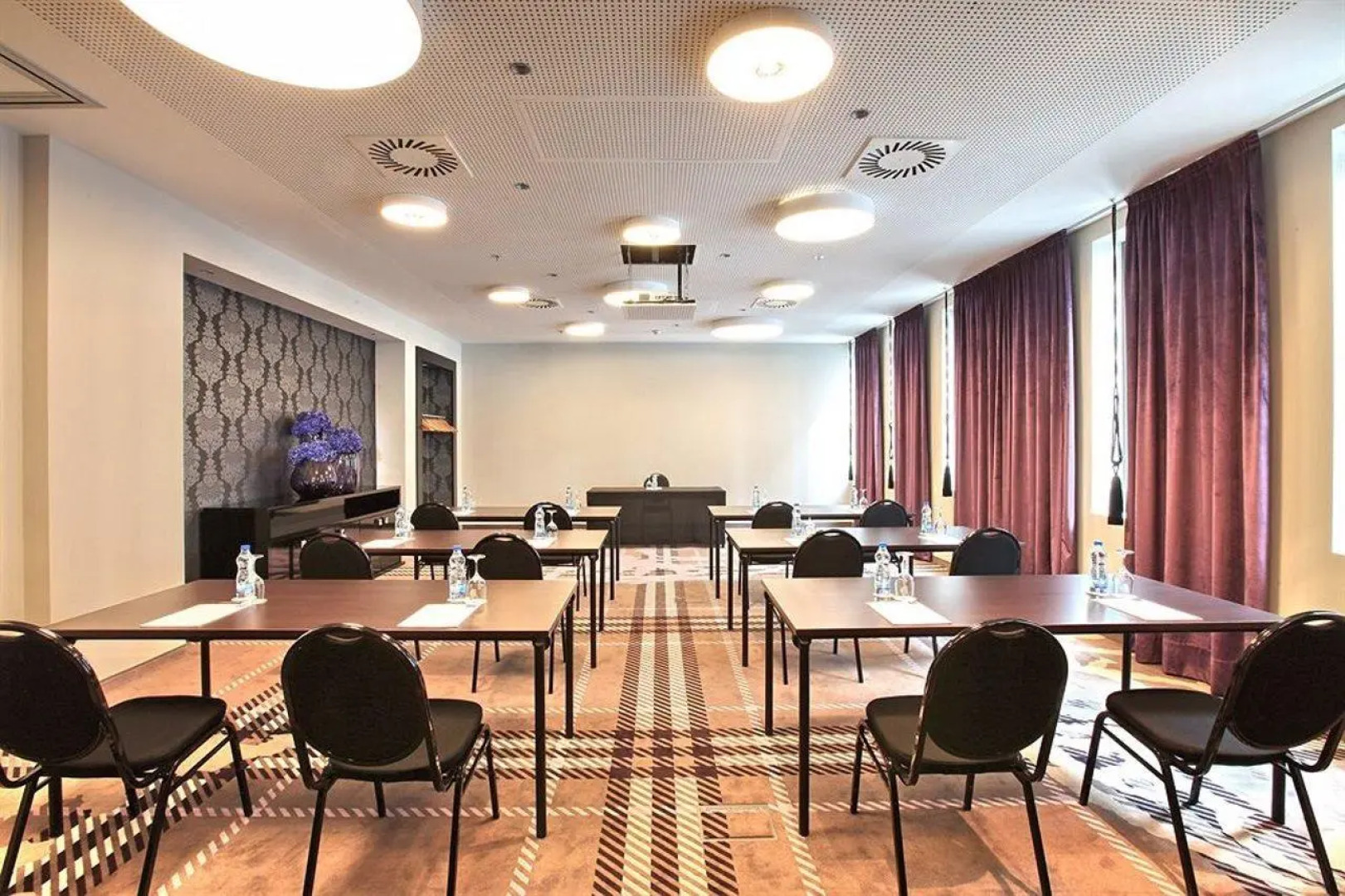 Отель Zijin Belgrade ex Falkensteiner