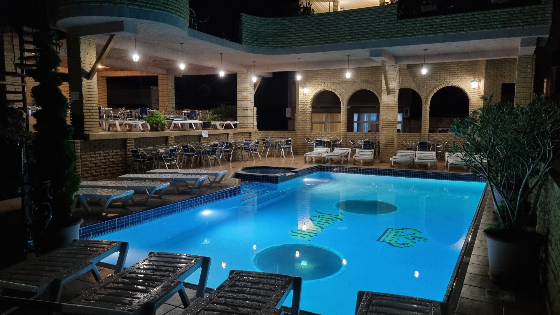 Курортный отель Корона