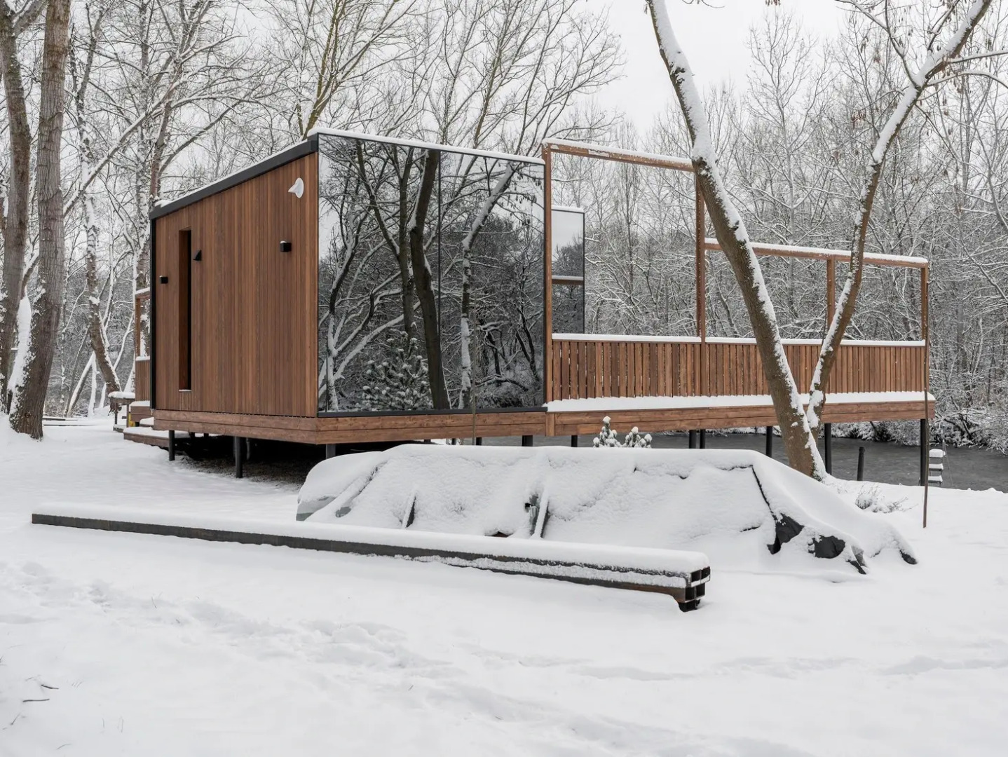 Частный Дом на Берегу Реки с Приватной Террасой и Джакузи