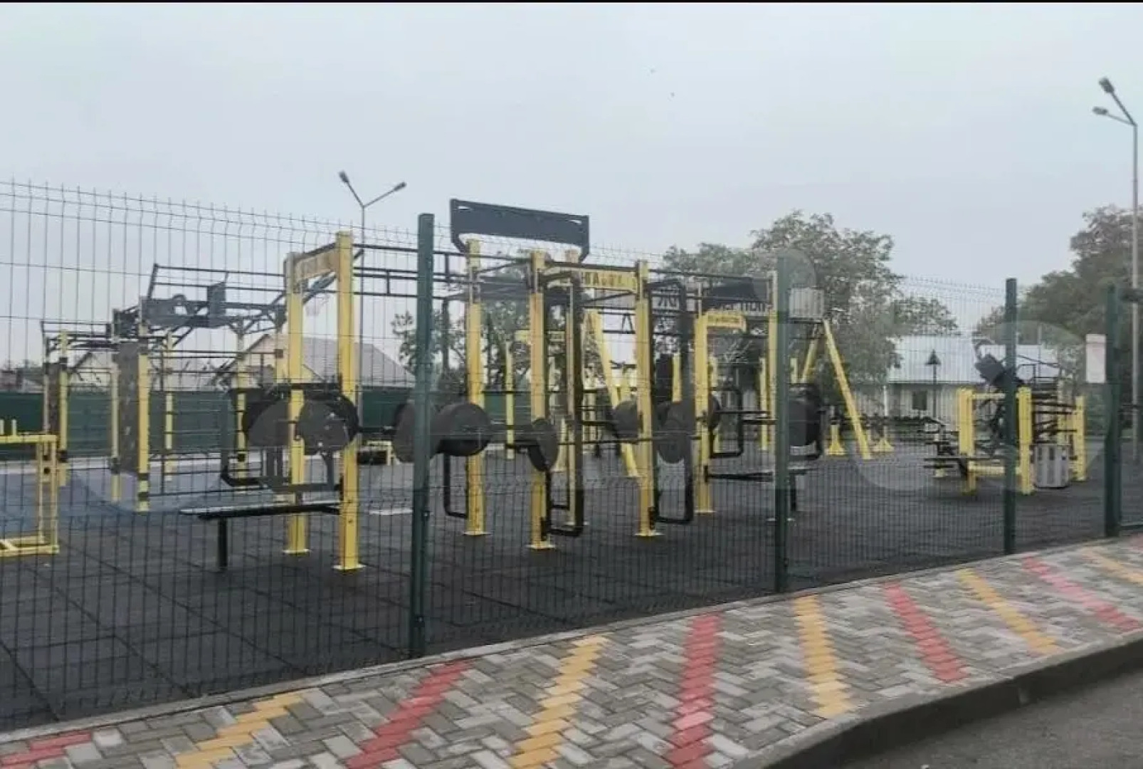 Апартаменты Квартира уютная с спорт площадкой во дворе