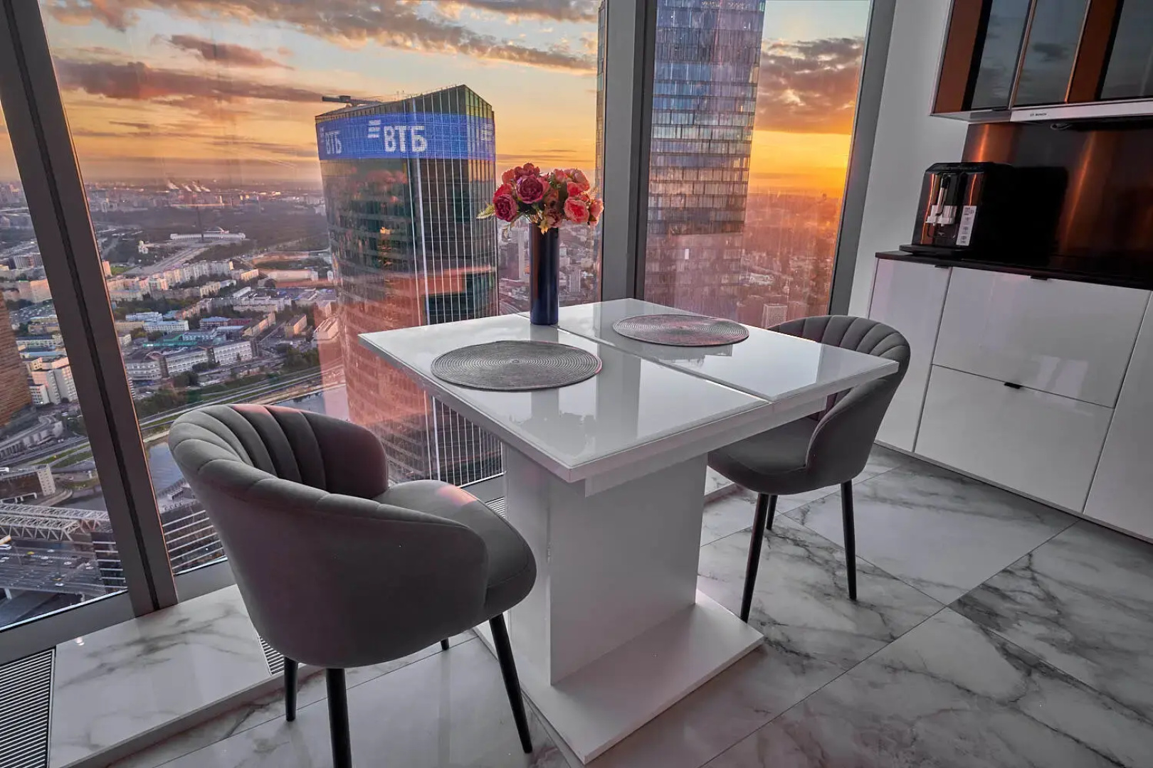 Апартаменты Sky City Moscow 80 этаж Вид на МГУ, Лужники, Парк победы, Воробьевы горы! Уникальный вид!