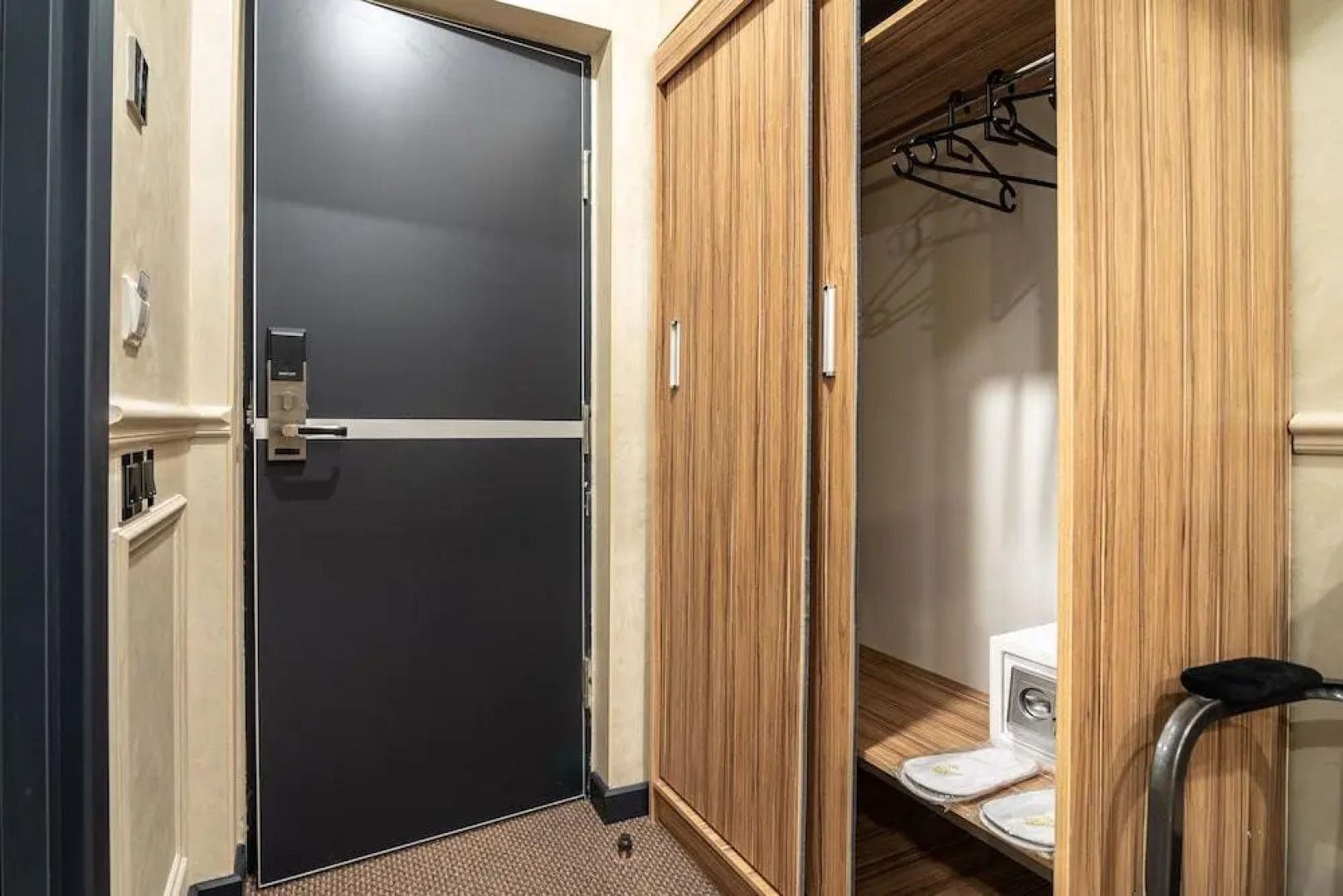 Отель Mildom City