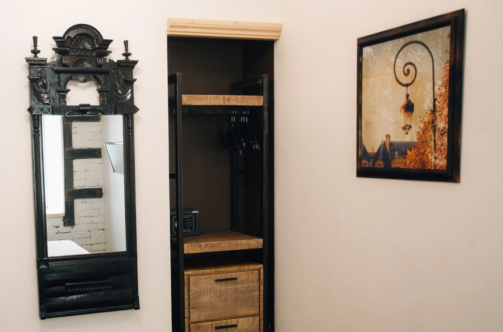 Отель Brick Walls Hotel