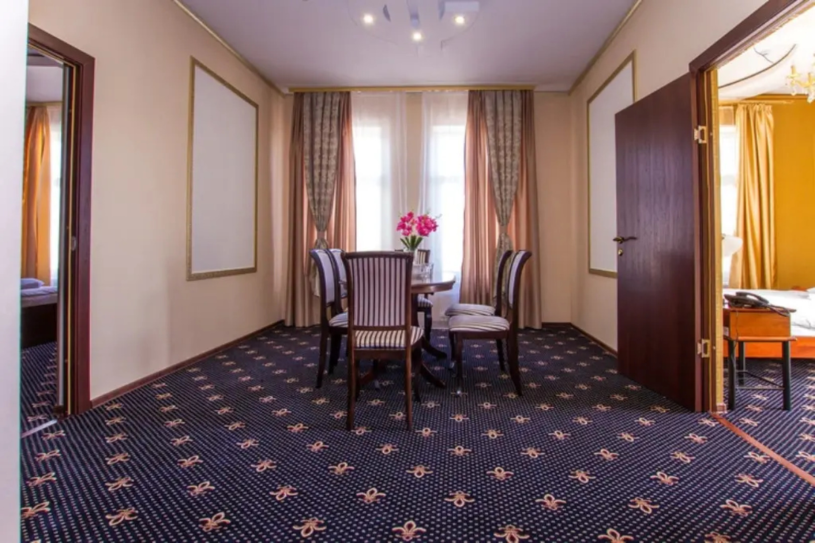 Отель Золотая Ночь