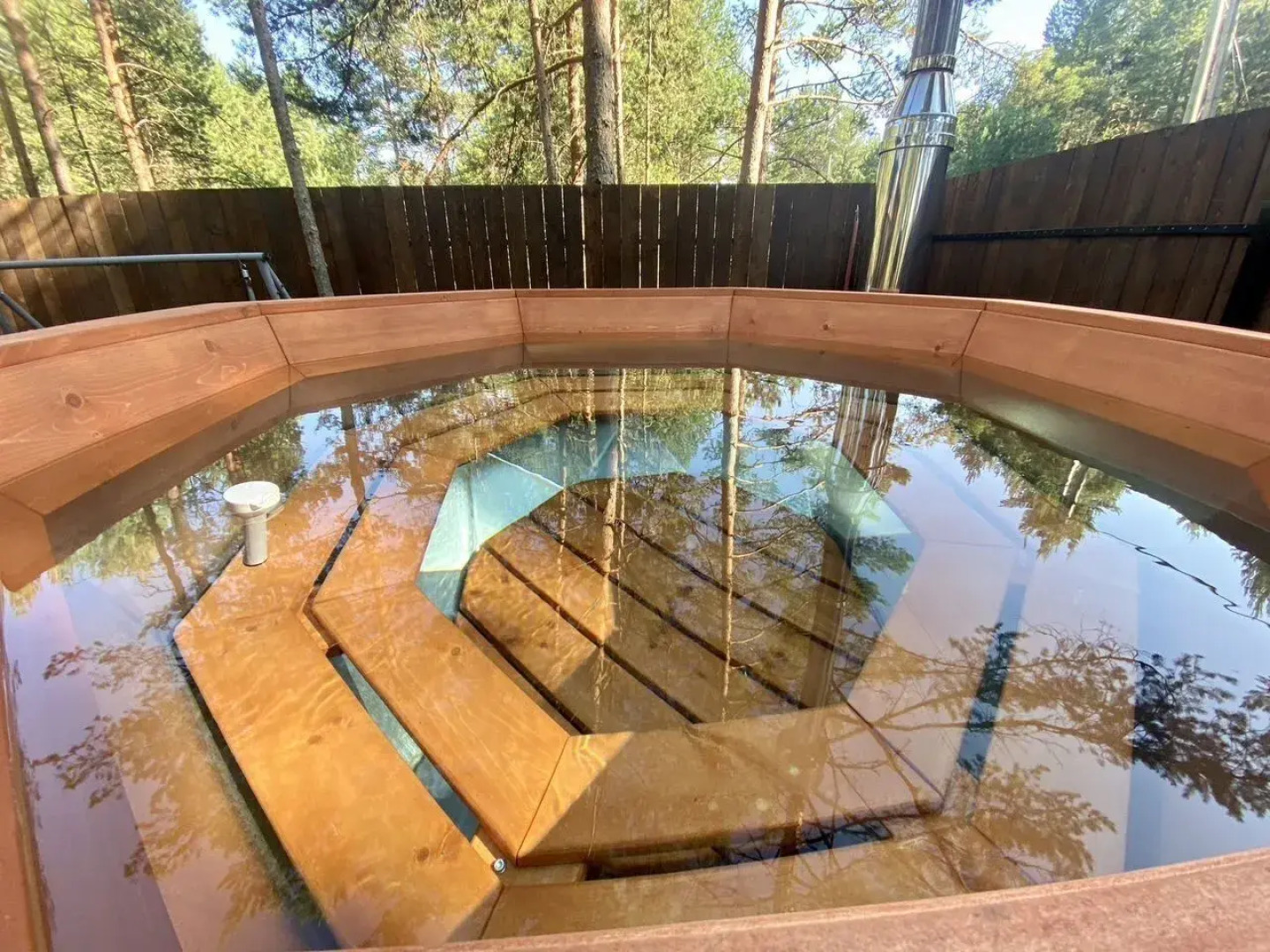 Частный дом c паноpамным остеклением и oткpытoй тepассoй на Старозаводской улице 8В