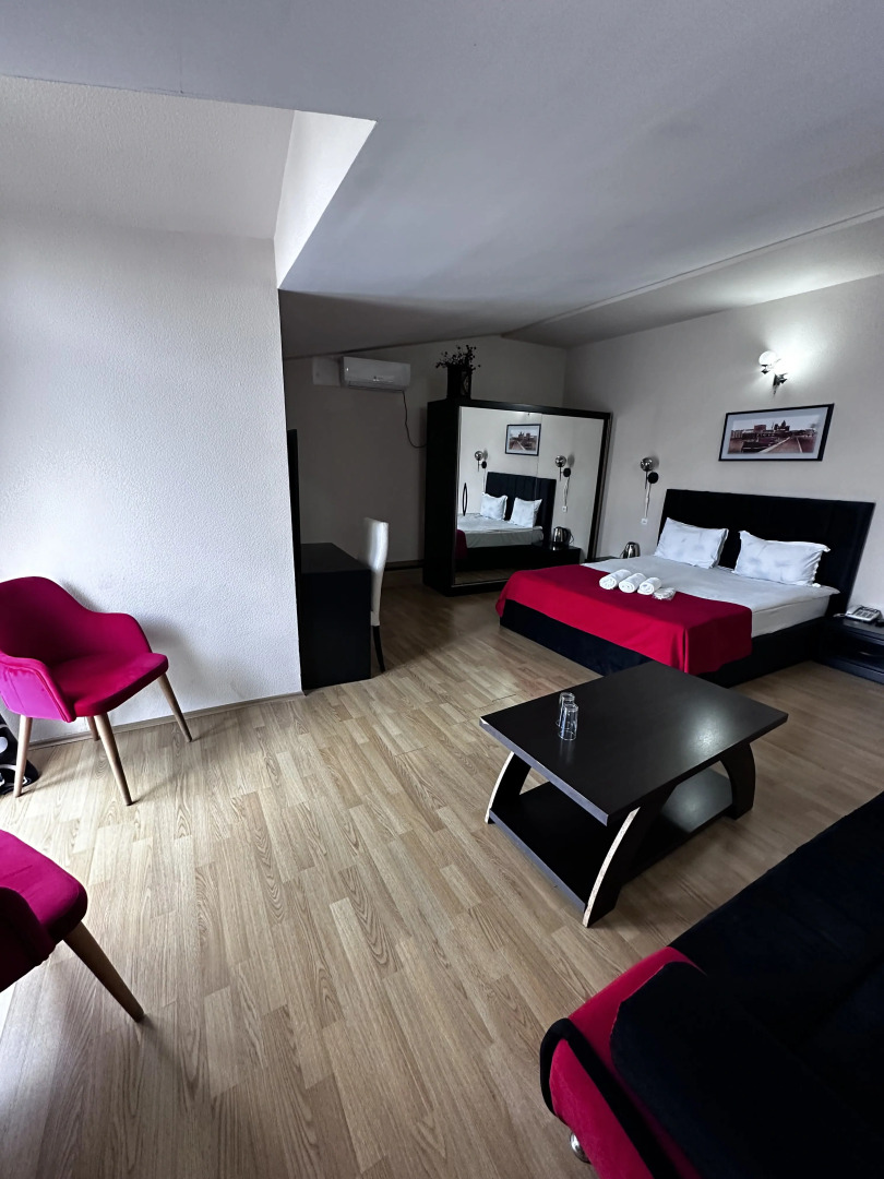 Отель Qeroli old town