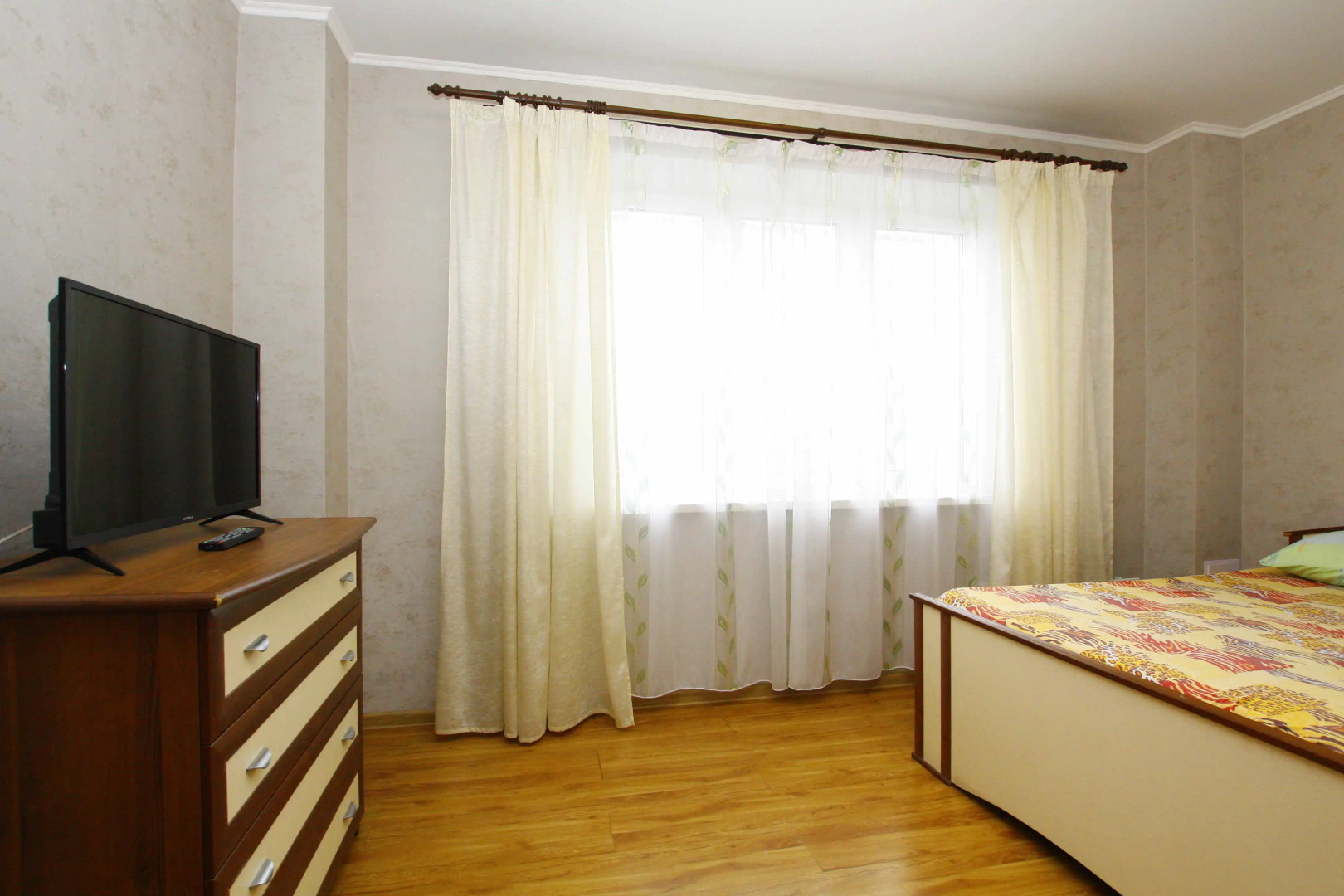 Альт Апартаменты студио с 2 спальнями (003)