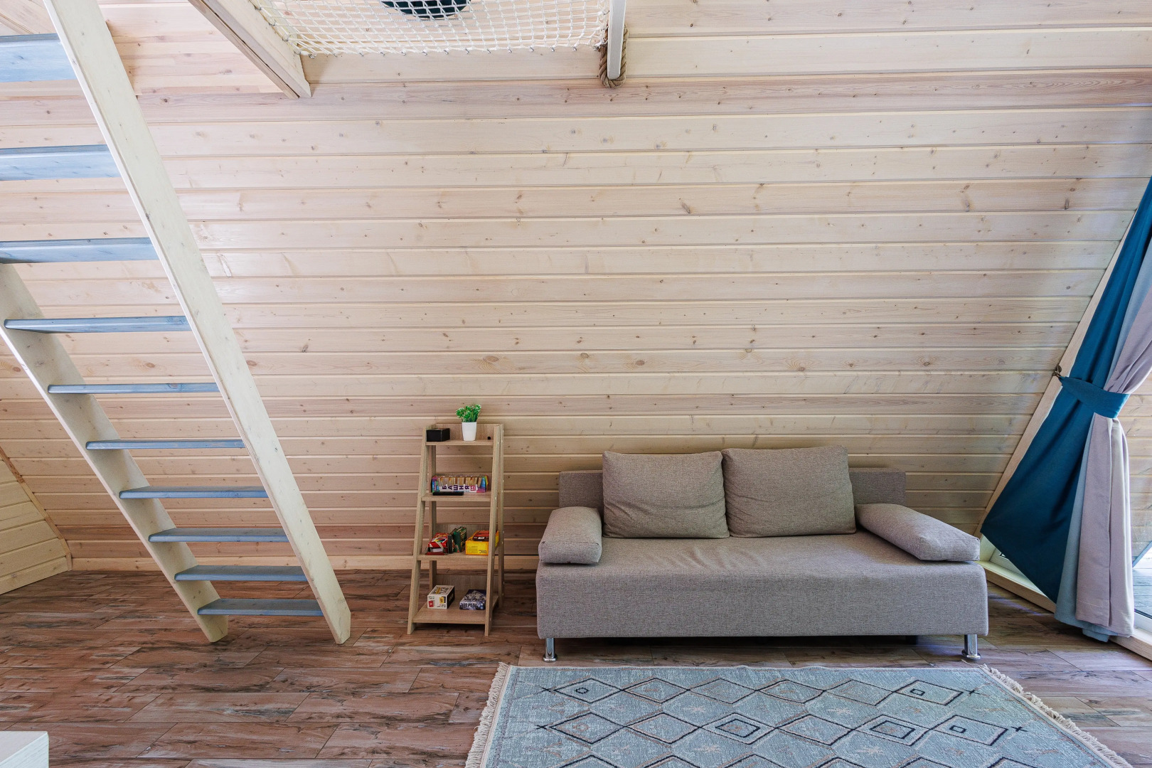 Частный дом А-фрейм для отдыха в дубовом лесу